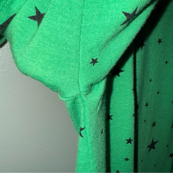 Zenana Outfitters Green Star Print Short Sleeve Tee Size Small - Picture 4 of 7